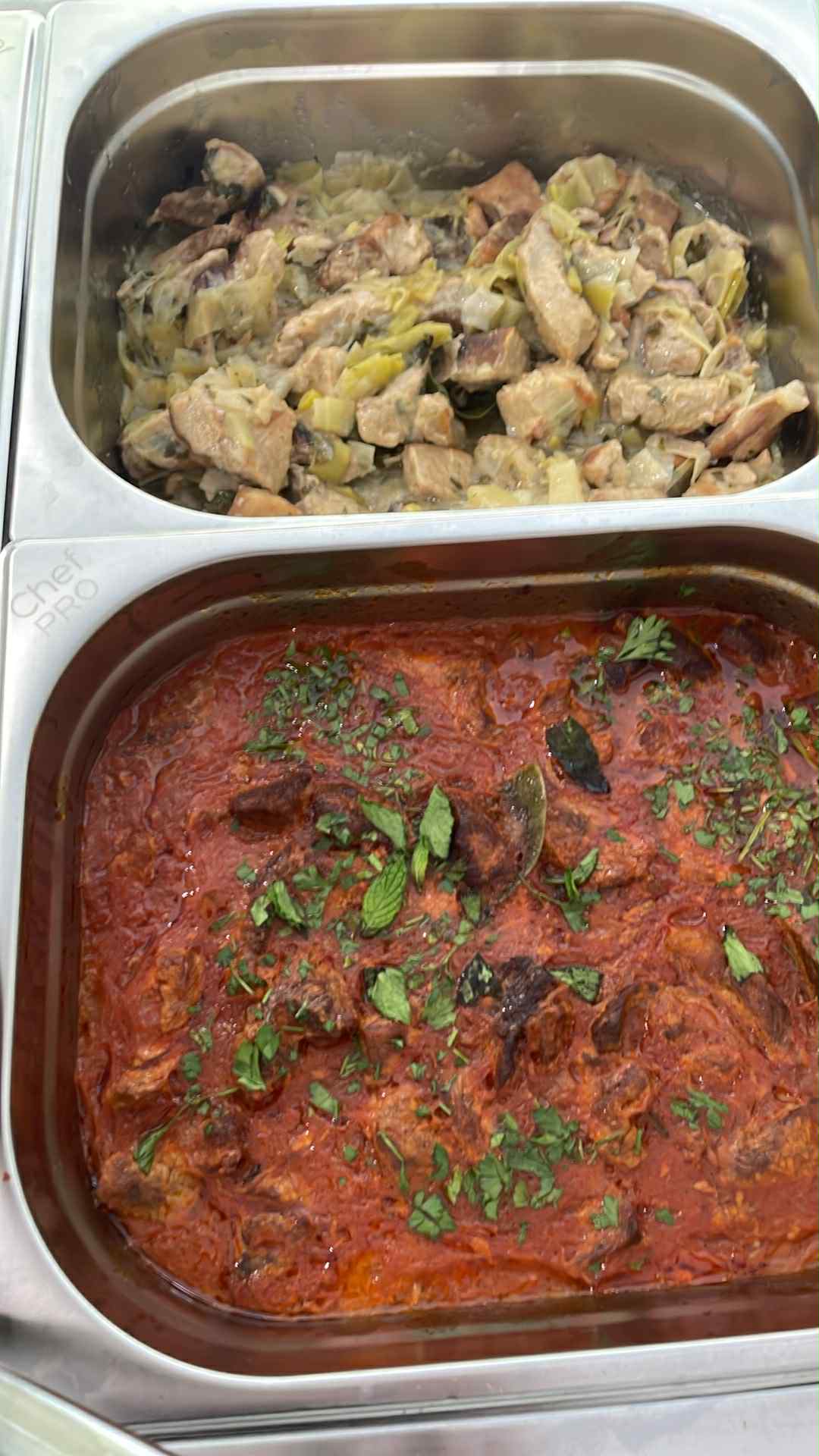 Κοτόπουλο πράσσα και κοκκινιστό